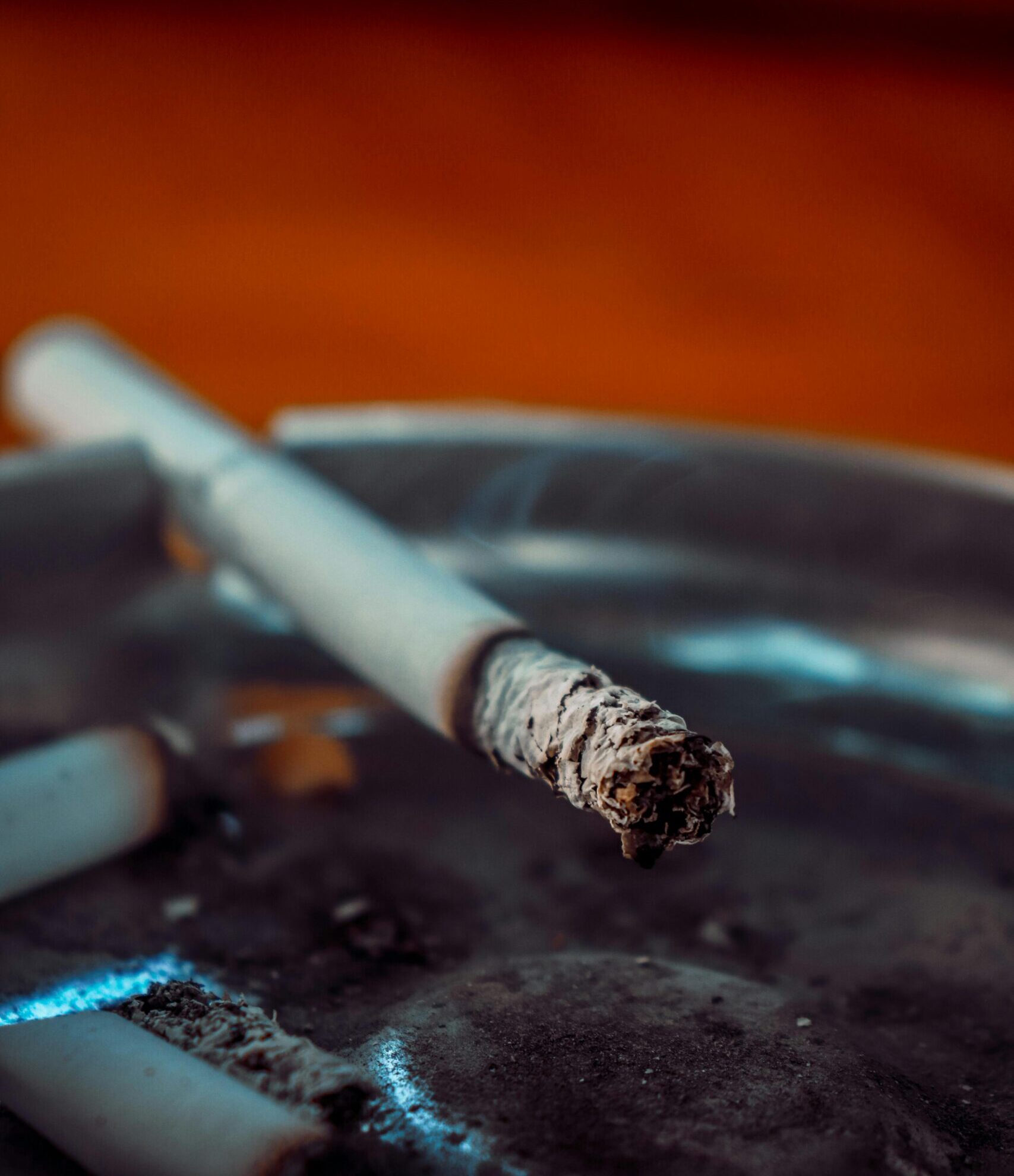pexels-erdem-orhan-100263465-9393467 Cigarette consumée dans un cendrier, symbole de l’addiction au tabac. L’hypnose peut vous aider à vous libérer de cette habitude et à retrouver une vie sans cigarette.